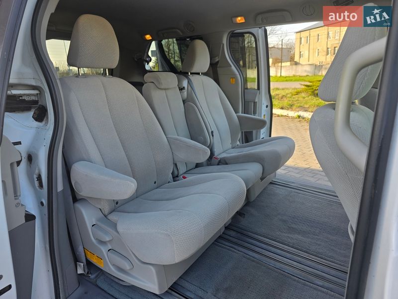 Минивэн Toyota Sienna 2013 в Гусятине