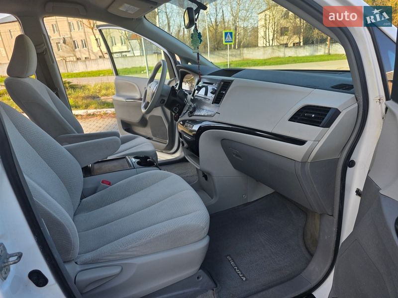Минивэн Toyota Sienna 2013 в Гусятине
