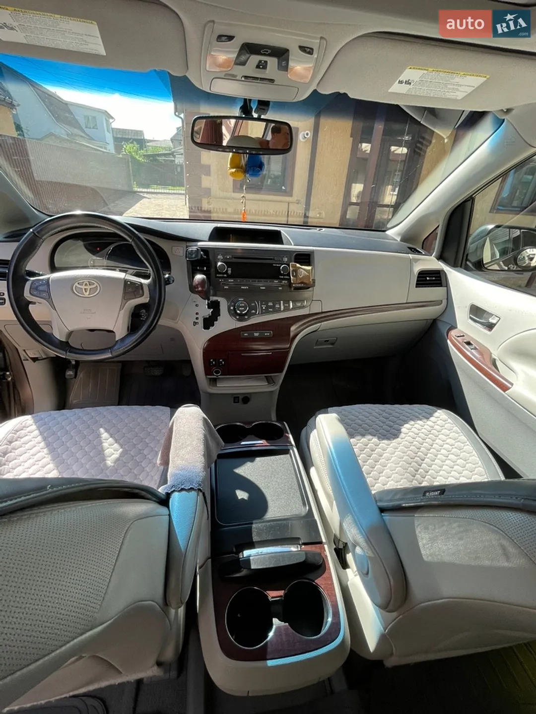 2010 Toyota Sienna - мініатюра 28