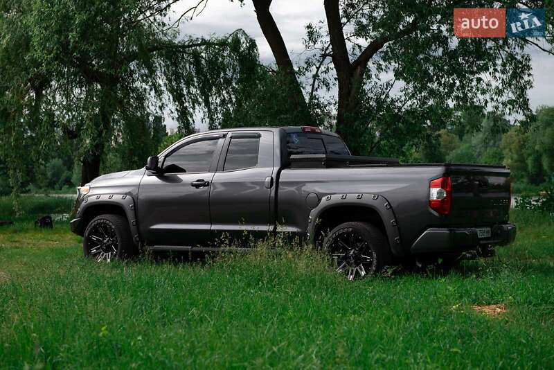 Пикап Toyota Tundra 2017 в Мостиске