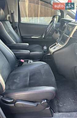 Минивэн Toyota Vellfire 2013 в 