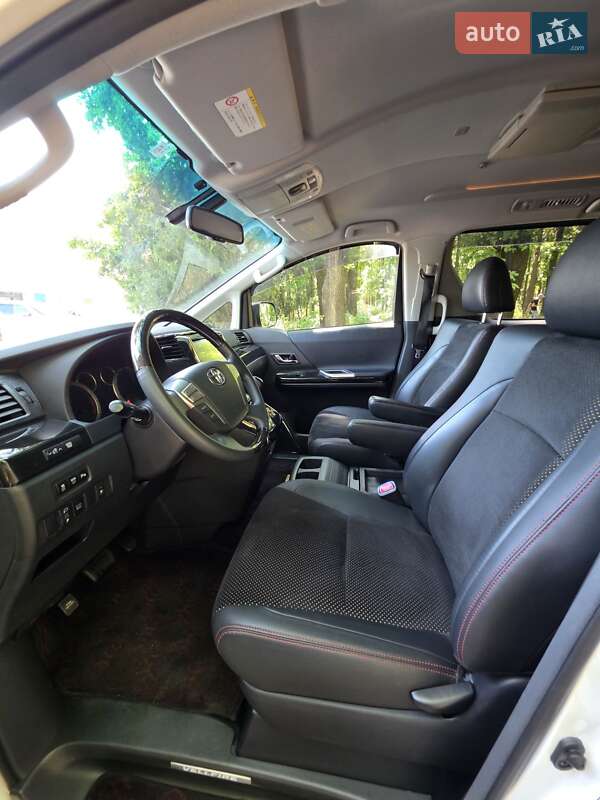 Мінівен Toyota Vellfire 2014 в Одесі