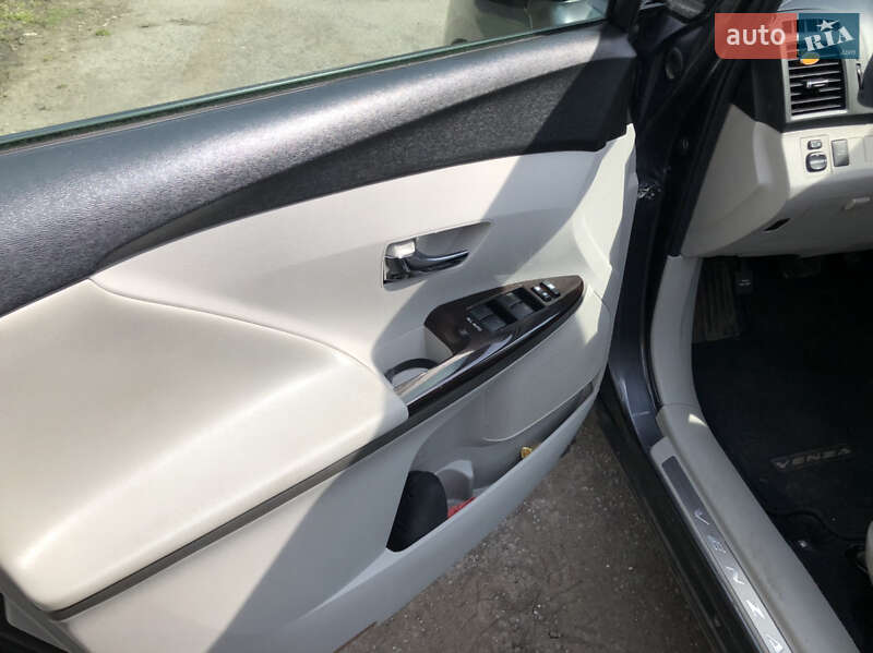 Позашляховик / Кросовер Toyota Venza 2010 в Києві