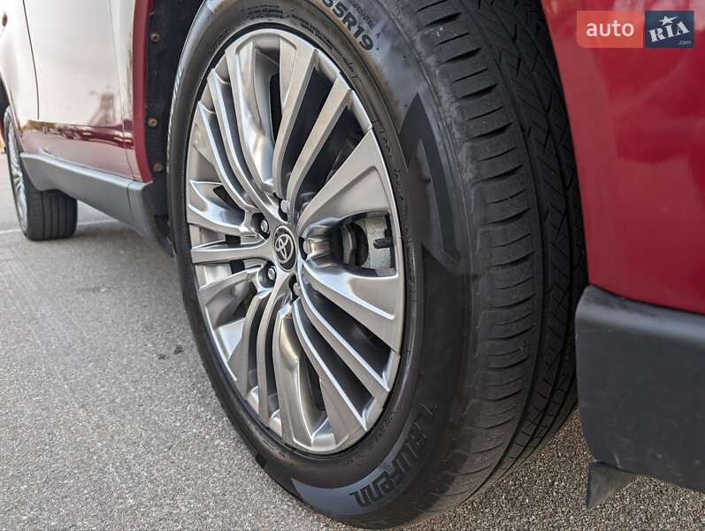 Внедорожник / Кроссовер Toyota Venza 2021 в Киеве