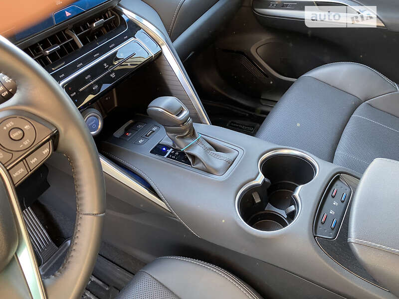 Позашляховик / Кросовер Toyota Venza 2021 в Умані