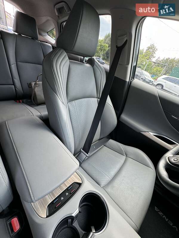 Позашляховик / Кросовер Toyota Venza 2021 в Чернівцях