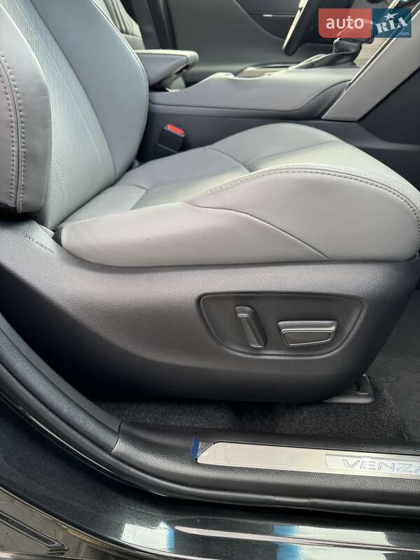 Позашляховик / Кросовер Toyota Venza 2021 в Чернівцях