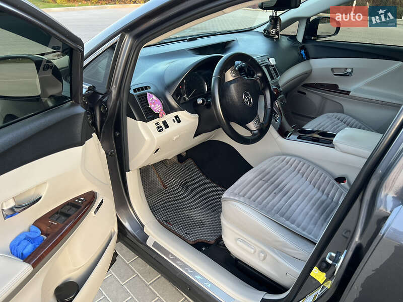 Позашляховик / Кросовер Toyota Venza 2011 в Бершаді