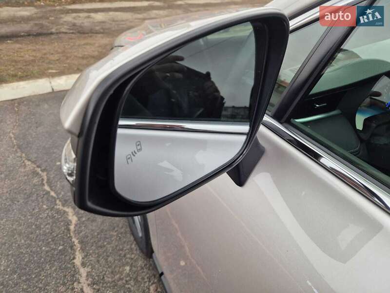 Позашляховик / Кросовер Toyota Venza 2020 в Харкові