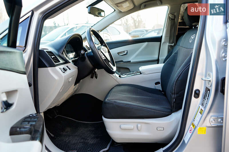 Позашляховик / Кросовер Toyota Venza 2014 в Житомирі