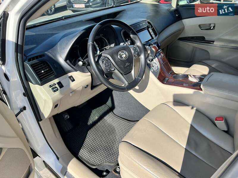 Внедорожник / Кроссовер Toyota Venza 2015 в Нововолынске