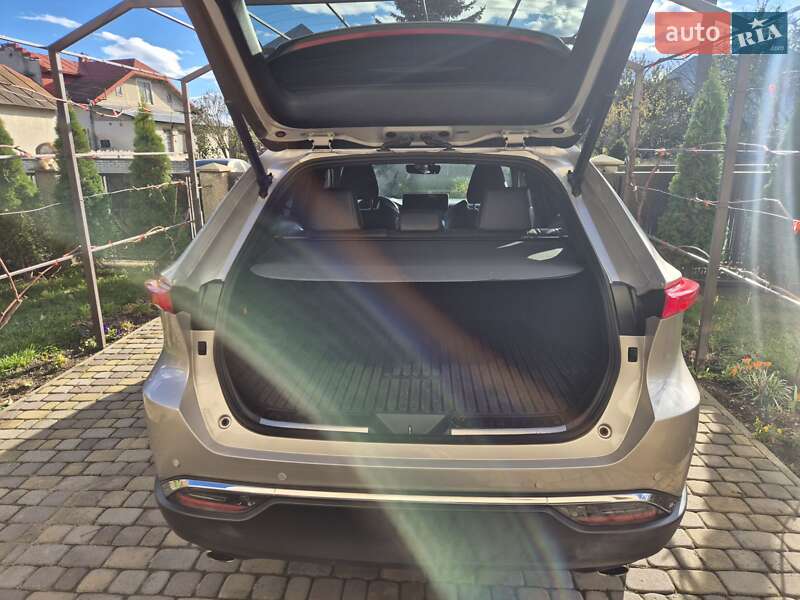 Позашляховик / Кросовер Toyota Venza 2021 в Івано-Франківську