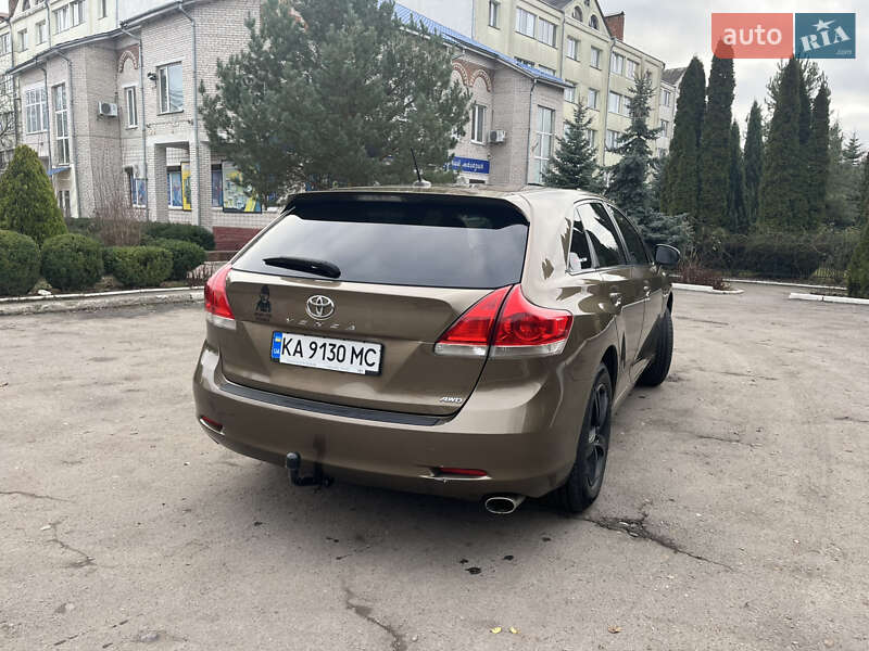 Позашляховик / Кросовер Toyota Venza 2011 в Ладижині