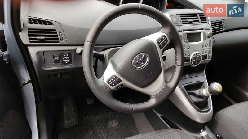 Минивэн Toyota Verso 2011 в Рени