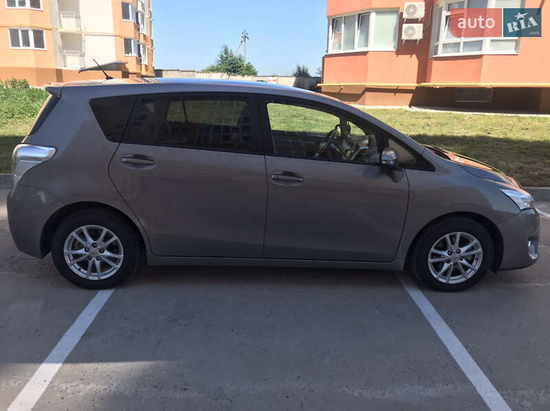 Мінівен Toyota Verso 2014 в Хмельницькому