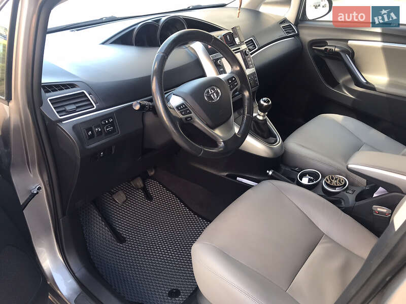 Мінівен Toyota Verso 2014 в Хмельницькому