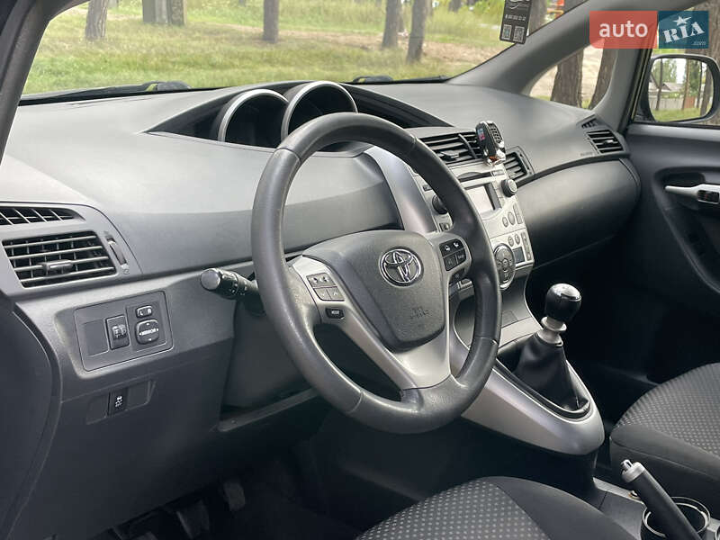 Мінівен Toyota Verso 2010 в Чернігові