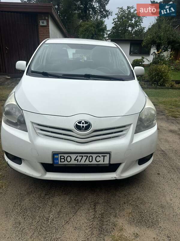 Мінівен Toyota Verso 2012 в Тернополі