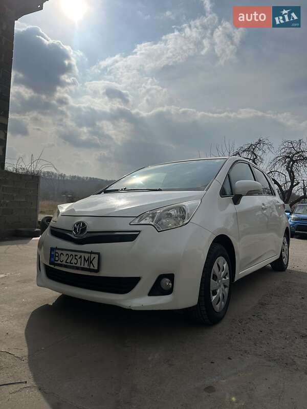 Мінівен Toyota Verso 2011 в Львові