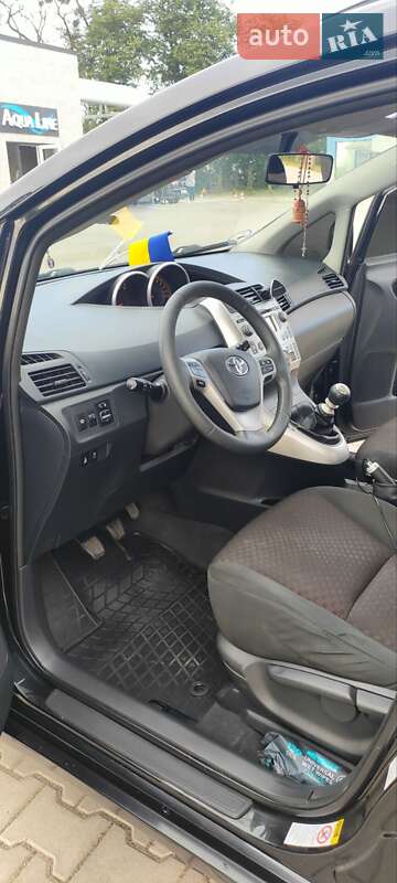 Минивэн Toyota Verso 2012 в Деражне