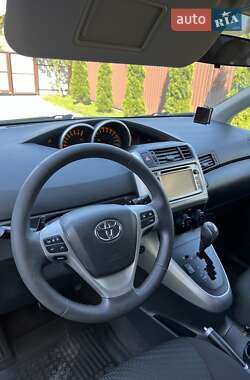 Минивэн Toyota Verso 2012 в 
