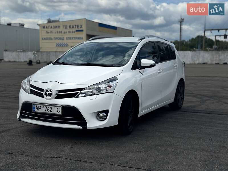 Минивэн Toyota Verso 2013 в 