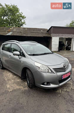 Минивэн Toyota Verso 2010 в 