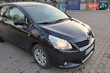 Мінівен Toyota Verso 2012 в Кривому Розі