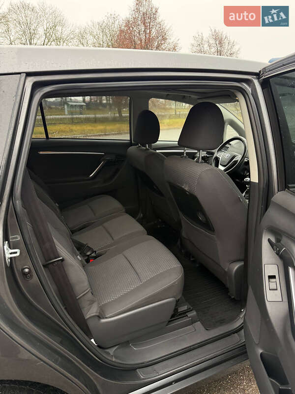 Минивэн Toyota Verso 2015 в Волочиске