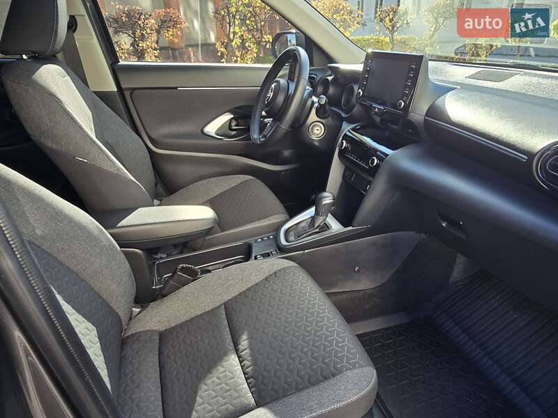 Внедорожник / Кроссовер Toyota Yaris Cross 2023 в Ромнах
