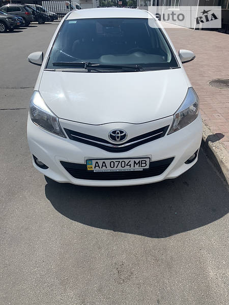 Хетчбек Toyota Yaris 2012 в 
