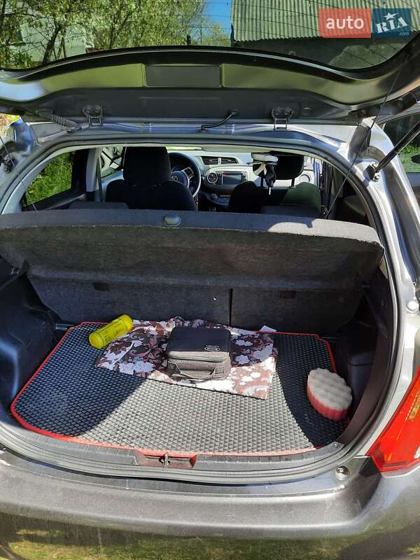 Хэтчбек Toyota Yaris 2012 в Черновцах