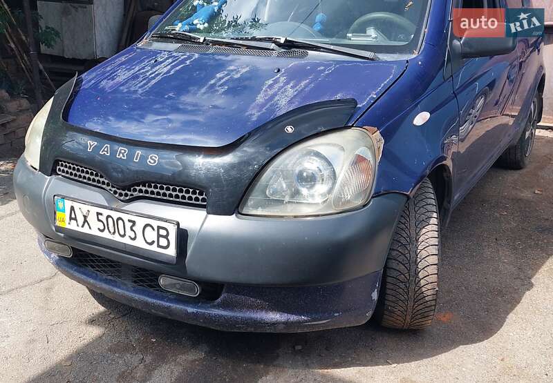 Хэтчбек Toyota Yaris 1999 в 