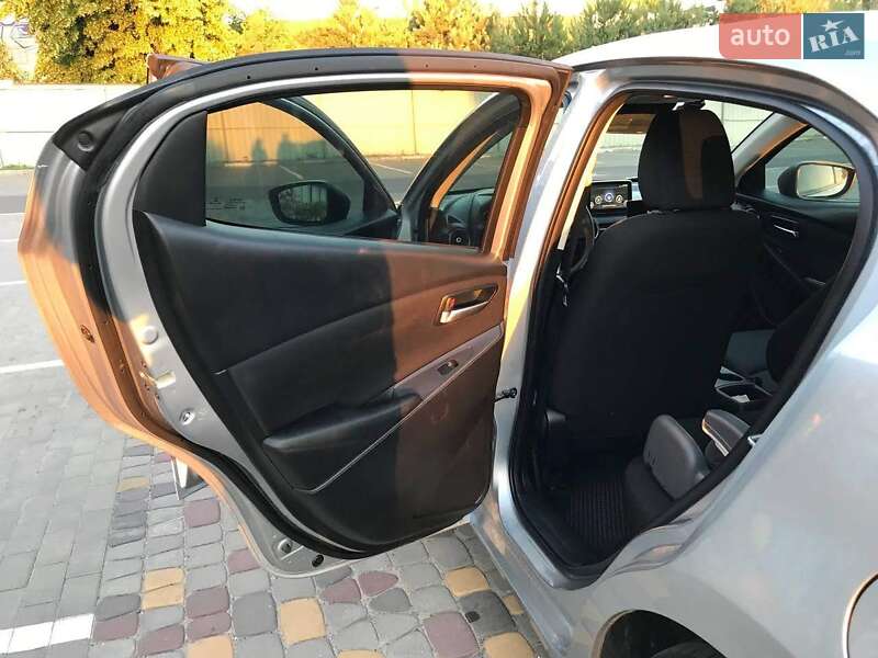 Седан Toyota Yaris 2017 в Луцке
