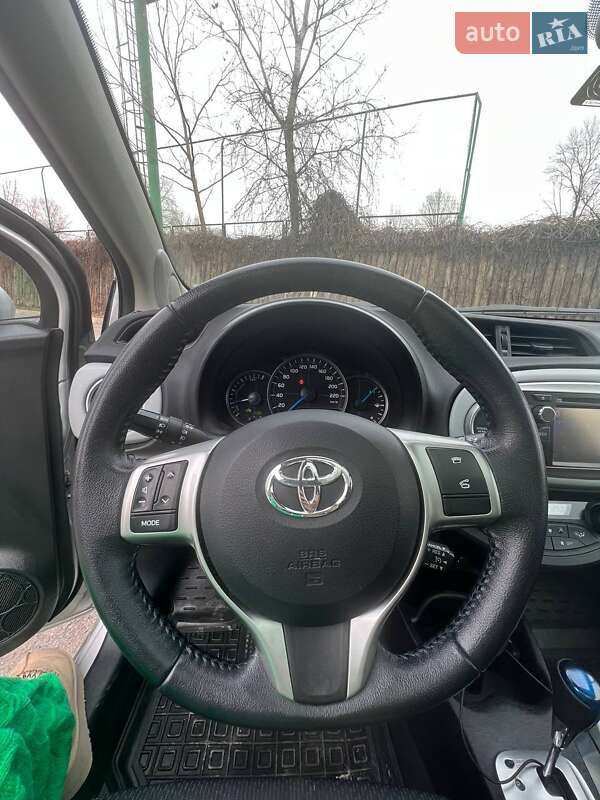 Хэтчбек Toyota Yaris 2013 в Днепре