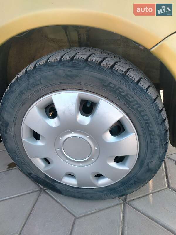 Хэтчбек Toyota Yaris 2001 в Беляевке