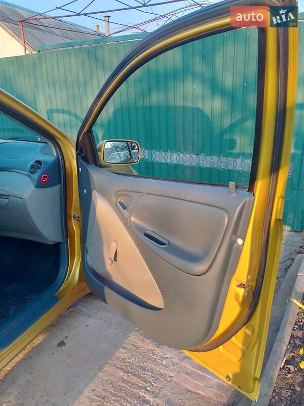 Хэтчбек Toyota Yaris 2001 в Беляевке