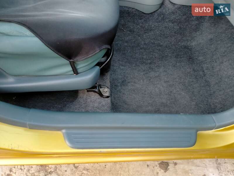 Хэтчбек Toyota Yaris 2001 в Беляевке