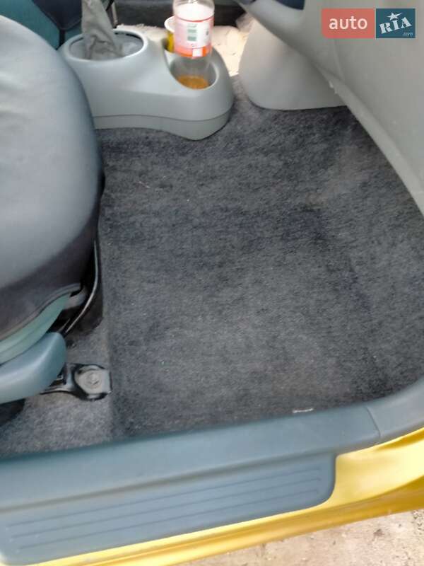 Хэтчбек Toyota Yaris 2001 в Беляевке