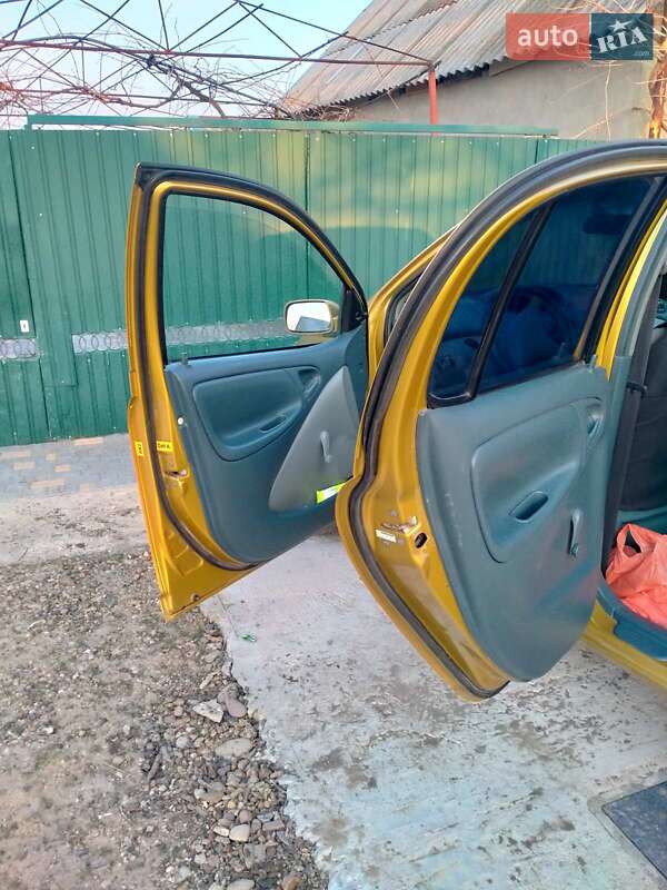 Хэтчбек Toyota Yaris 2001 в Беляевке