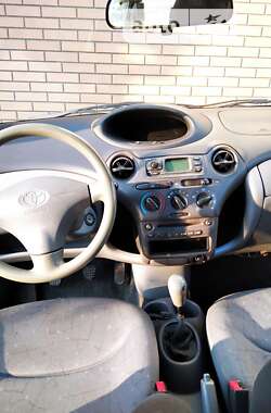 Хэтчбек Toyota Yaris 2000 в Луцке