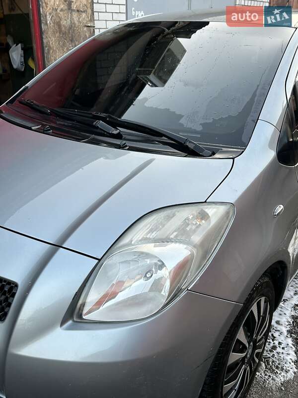 Хэтчбек Toyota Yaris 2007 в Днепре