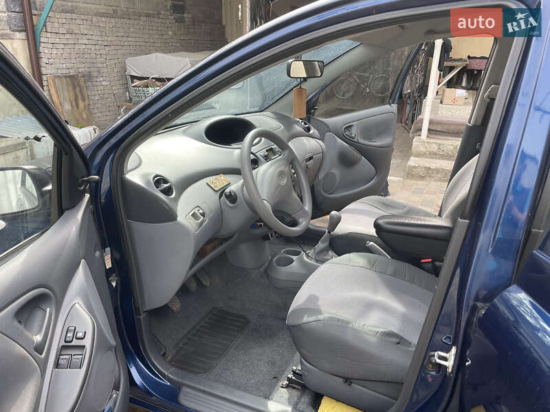 Хэтчбек Toyota Yaris 2003 в Ровно