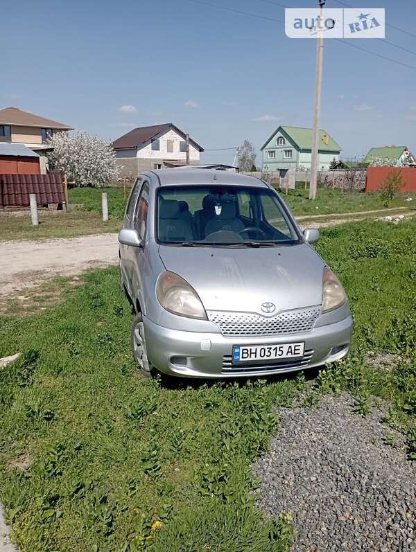 Хэтчбек Toyota Yaris 2000 в Черноморске