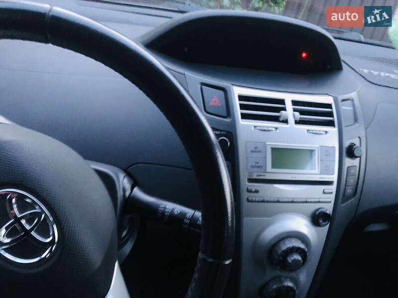 Хетчбек Toyota Yaris 2008 в Полонному
