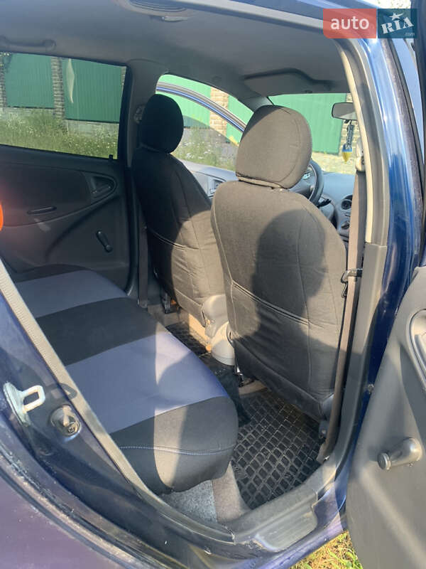 Хэтчбек Toyota Yaris 2002 в Житомире