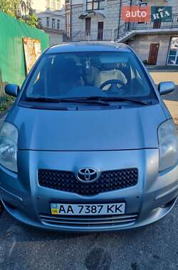 Хэтчбек Toyota Yaris 2006 в 