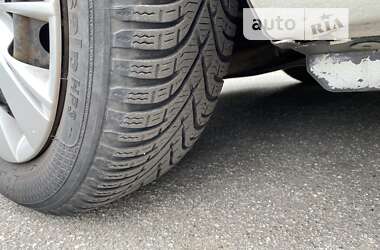 Хэтчбек Toyota Yaris 2012 в 
