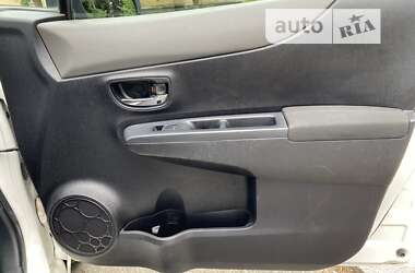 Хэтчбек Toyota Yaris 2012 в 