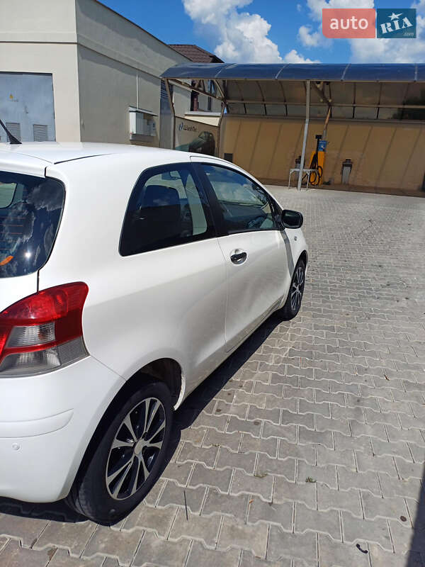 Хэтчбек Toyota Yaris 2011 в Могилев-Подольске